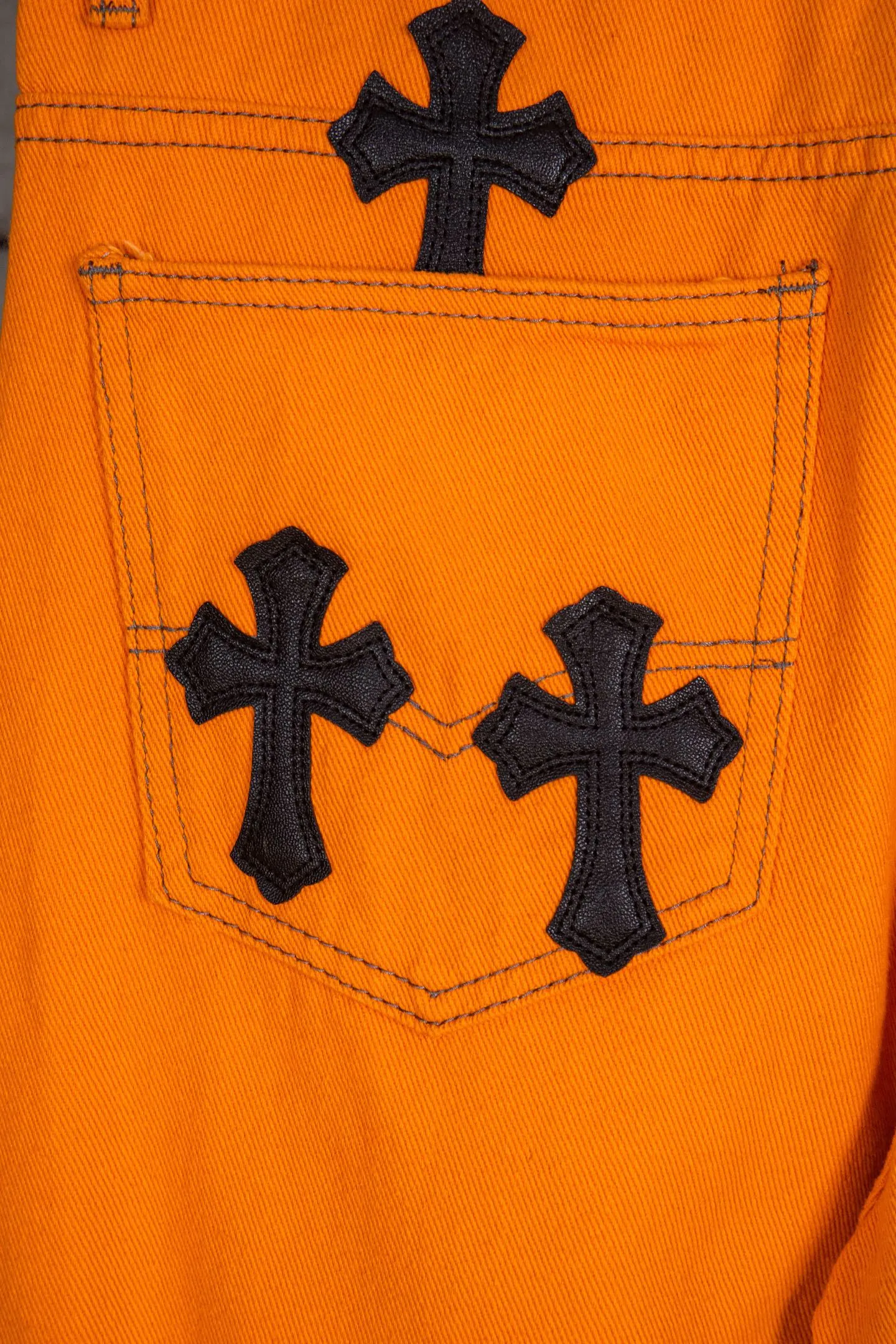 P260 top version Chrome Hearts Orange Cow King patch leather flared jeans 🌞It can be called the most summery style of Chrome Hearts. The vibrant orange is the unique and passionate color of summer. Wearing it, it seems to bring sunshine and dazzling dazzling.  These pants are modified based on Levi's genuine American-made 90 second-hand soleplates, and the quality is guaranteed. The sterling silver hardware accessories are full of texture and reflect fine light as the body moves, giving it a high-end feel. The lambskin leather craftsmanship is exquisite, the soft leather collides with the tough denim, and the design is full of sense.  The bell-bottom style is retro and fashionable. It not only modifies the shape of the legs, but also makes you walk with wind and full aura. Whether paired with a simple white T-shirt or a personalized short top, you can easily create an exclusive trendy look.  🔶The unique orange color stands out among the crowd of jeans and easily becomes the focus of your outfit.  Size covers M-XXL (corresponding to sizes 30-36),
